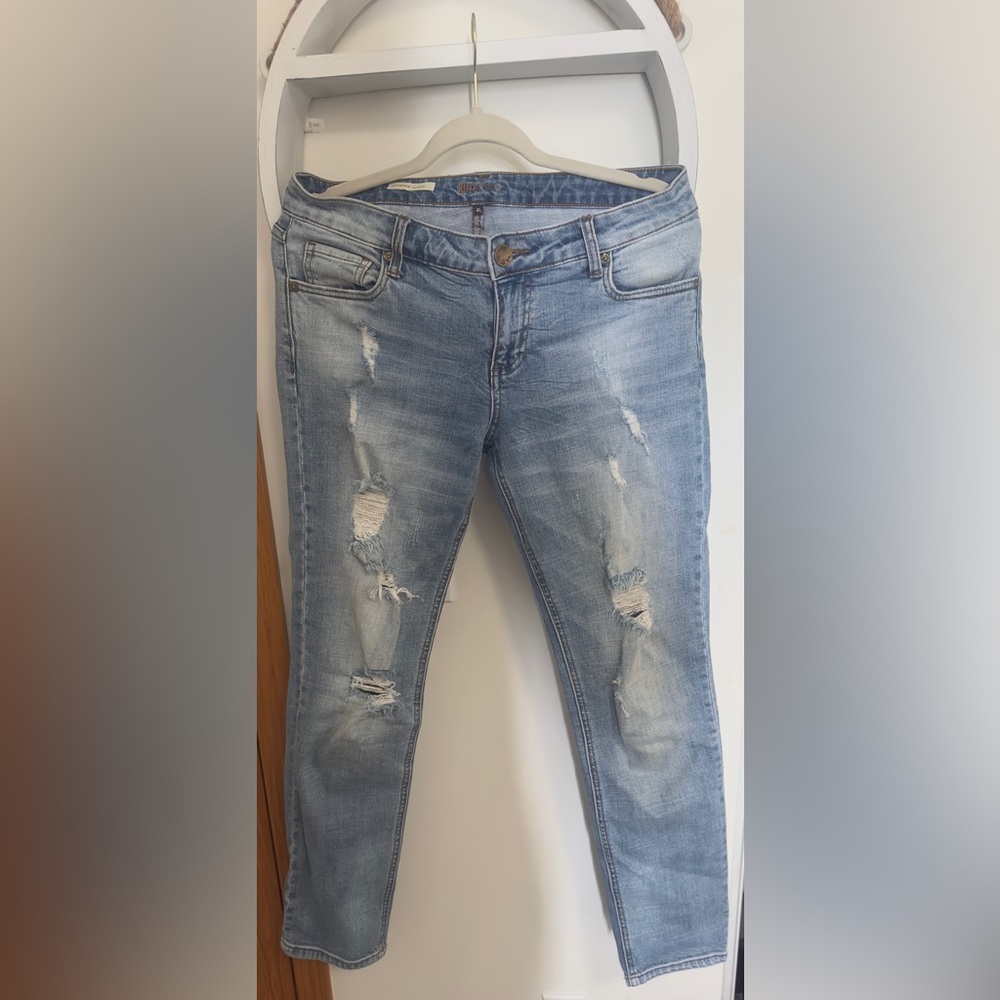 Kut from the Kloth Catherine distressed skinny jeans size 6. Relaxed fit
